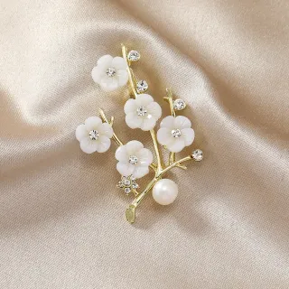 White Plum Flower Hijab Brooch / Hijab Pin 