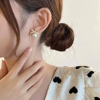 Bowknot & Pearl Decor Stud Earrings