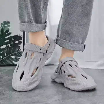 LIGHTWEIGHT BEACH SLIPPERS