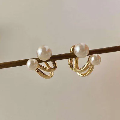 Retro Light Luxury Pearl Earrings 