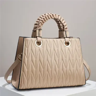 FASHIONABLE AND LARGE CAPACITY BAG