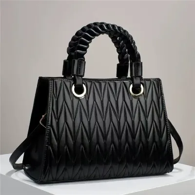 FASHIONABLE AND LARGE CAPACITY BAG