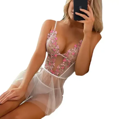  WOMEN'S WHITE SUSPENDER NIGHTDRESS