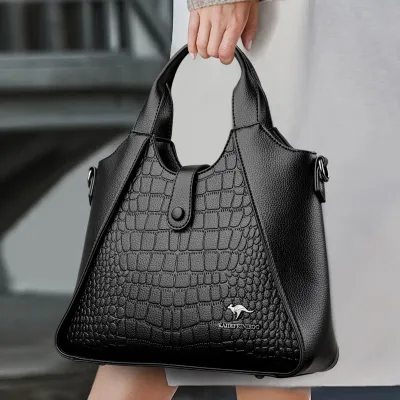 FASHIONABLE AND VERSATILE BAGS 